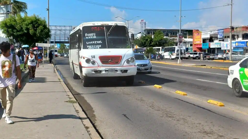 Camión urbano en el carril preferencial de Mazatlán