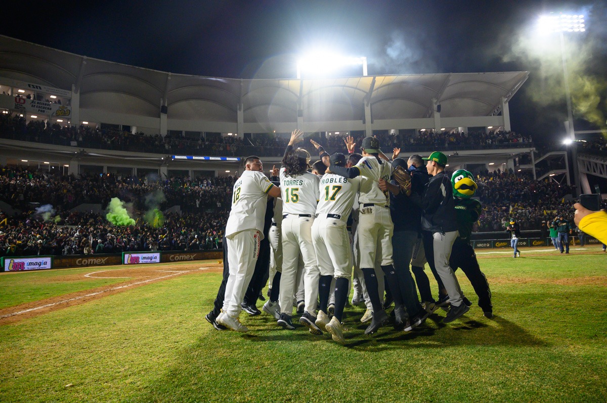 equipo de Cañeros festejando