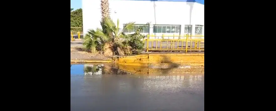 Calle con charcos por el agua desbordada de los canales