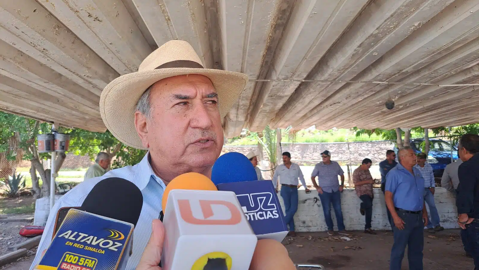 Carlos Cota Sandoval con medios de prensa