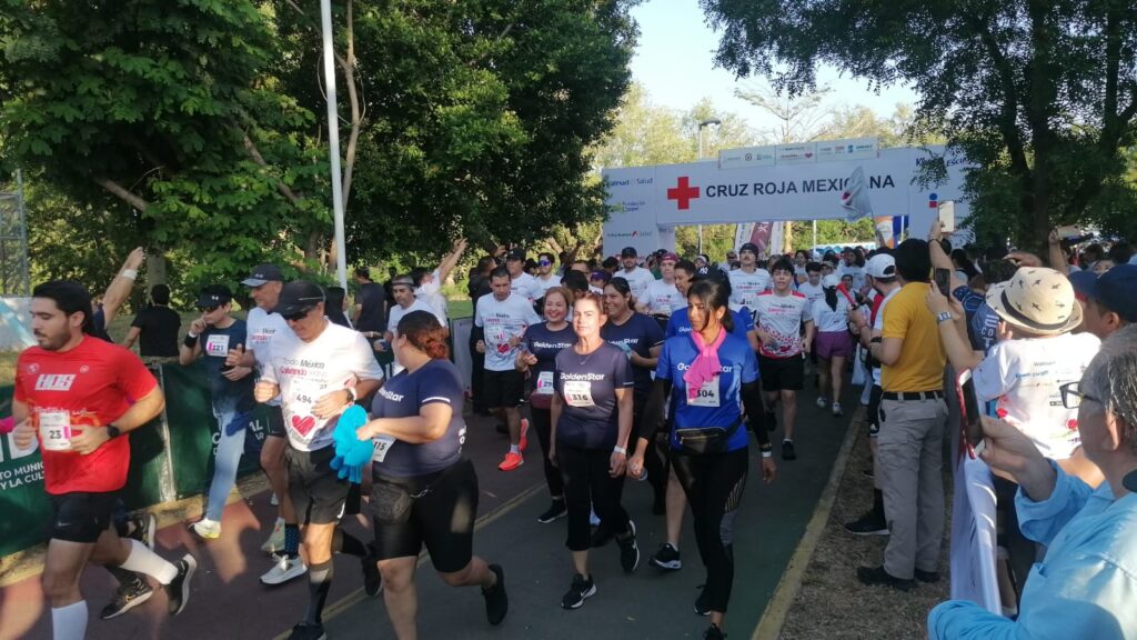 Corredores participan en carrera de la Cruz Roja Mexicana