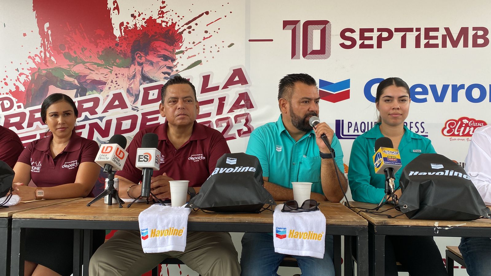 personas en conferencia de prensa