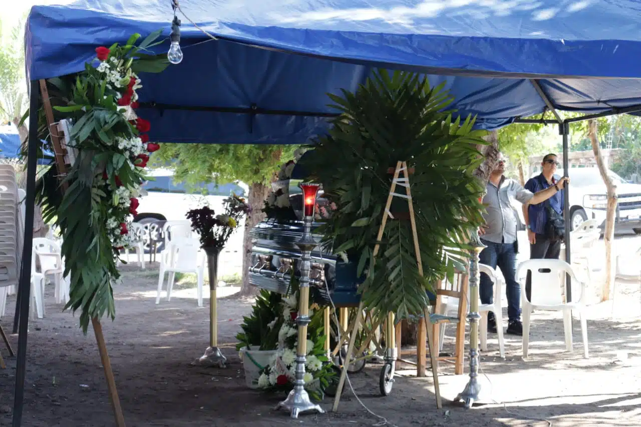 Caja funeraria en velorio