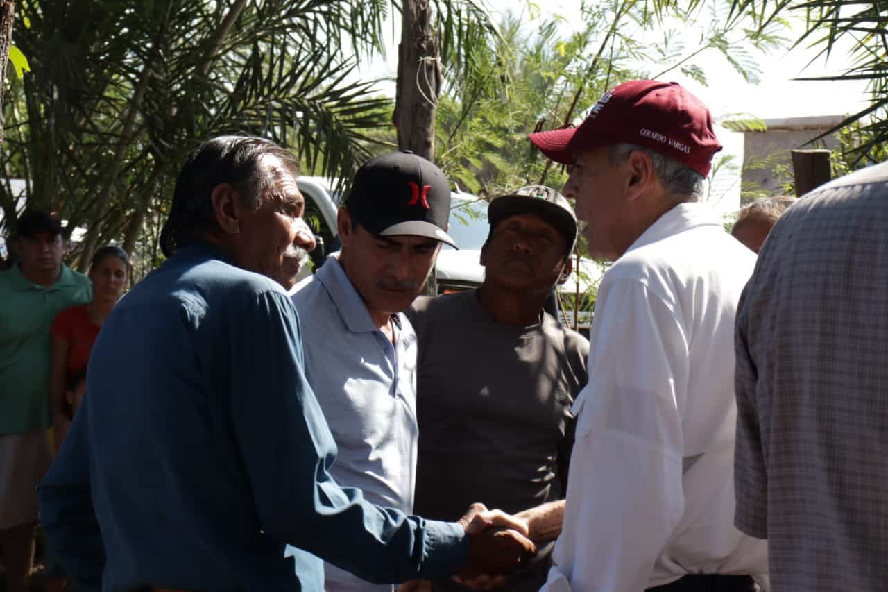 visita alcalde de Ahome a familiares de Natanael