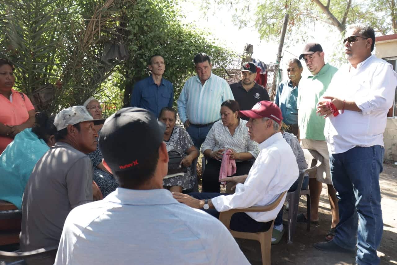 visita alcalde de Ahome a familiares de Natanael