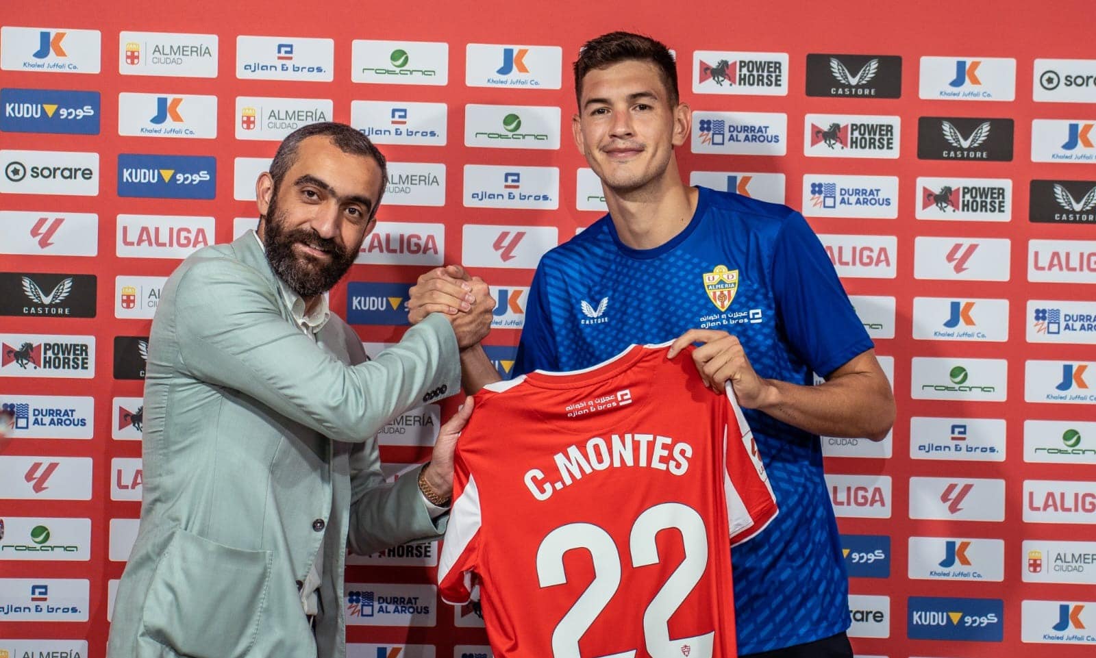 César Montes recibiendo uniforme