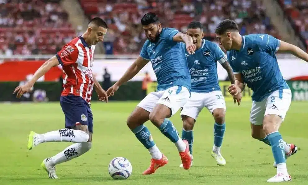 Futbolistas en juego del Chivas vs Mazatlán FC