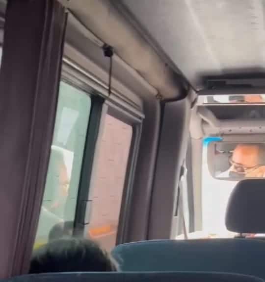 Personas en un camión y otra afuera