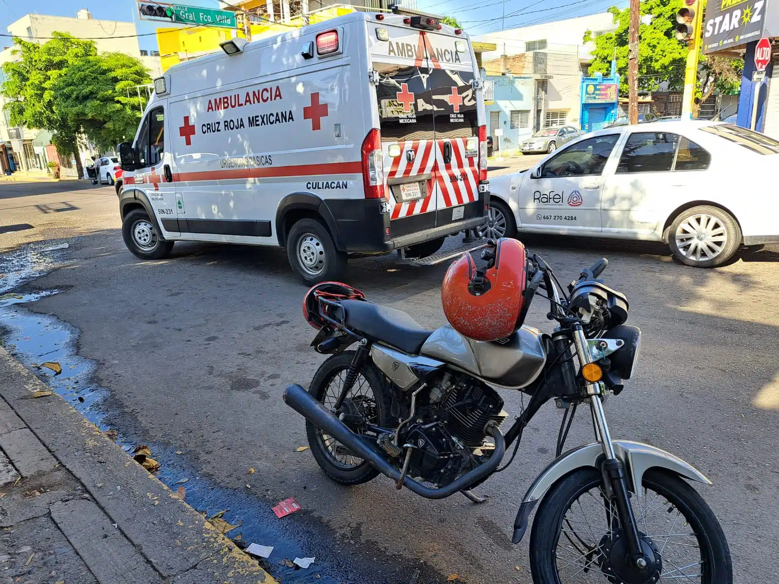 Paramédicos de Cruz Roja atendieron al joven que resultó con golpes en su cuerpo.