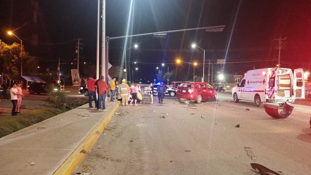 Elementos de Bomberos, policías municipales y testigos de un accidente en medio de una calle donde quedó una camioneta chocada