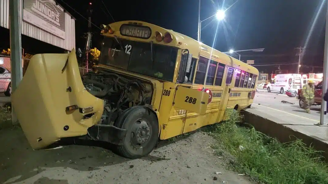 Camión amarillo de transporte de personal con el frente destrozado tras accidente en Guamúchil