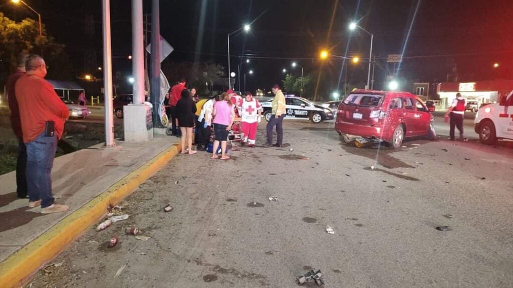 Elementos de Bomberos, policías municipales y testigos de un accidente en medio de una calle donde quedó una camioneta chocada