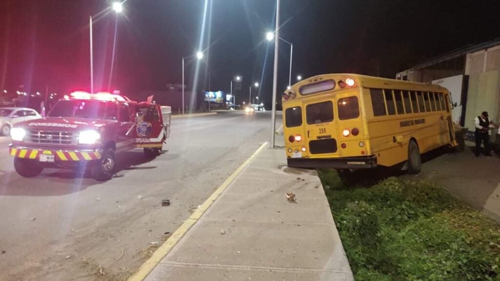 Camión amarillo de transporte de personal en una cuneta de calle de Guamúchil tras sufrir accidente