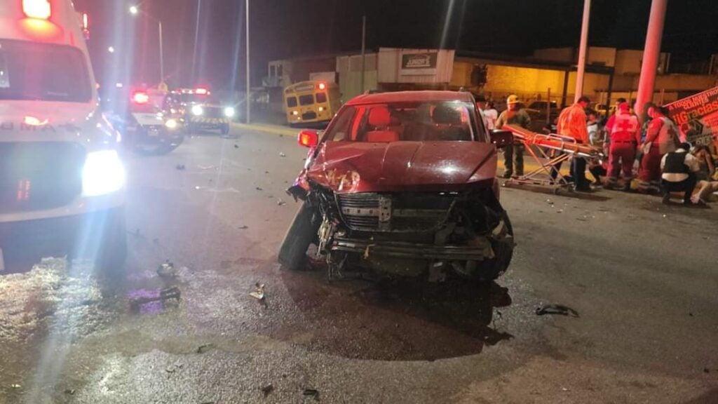 Camioneta con el frente dañado en medio de una calle de Guamúchil tras chocar contra un camión de personal