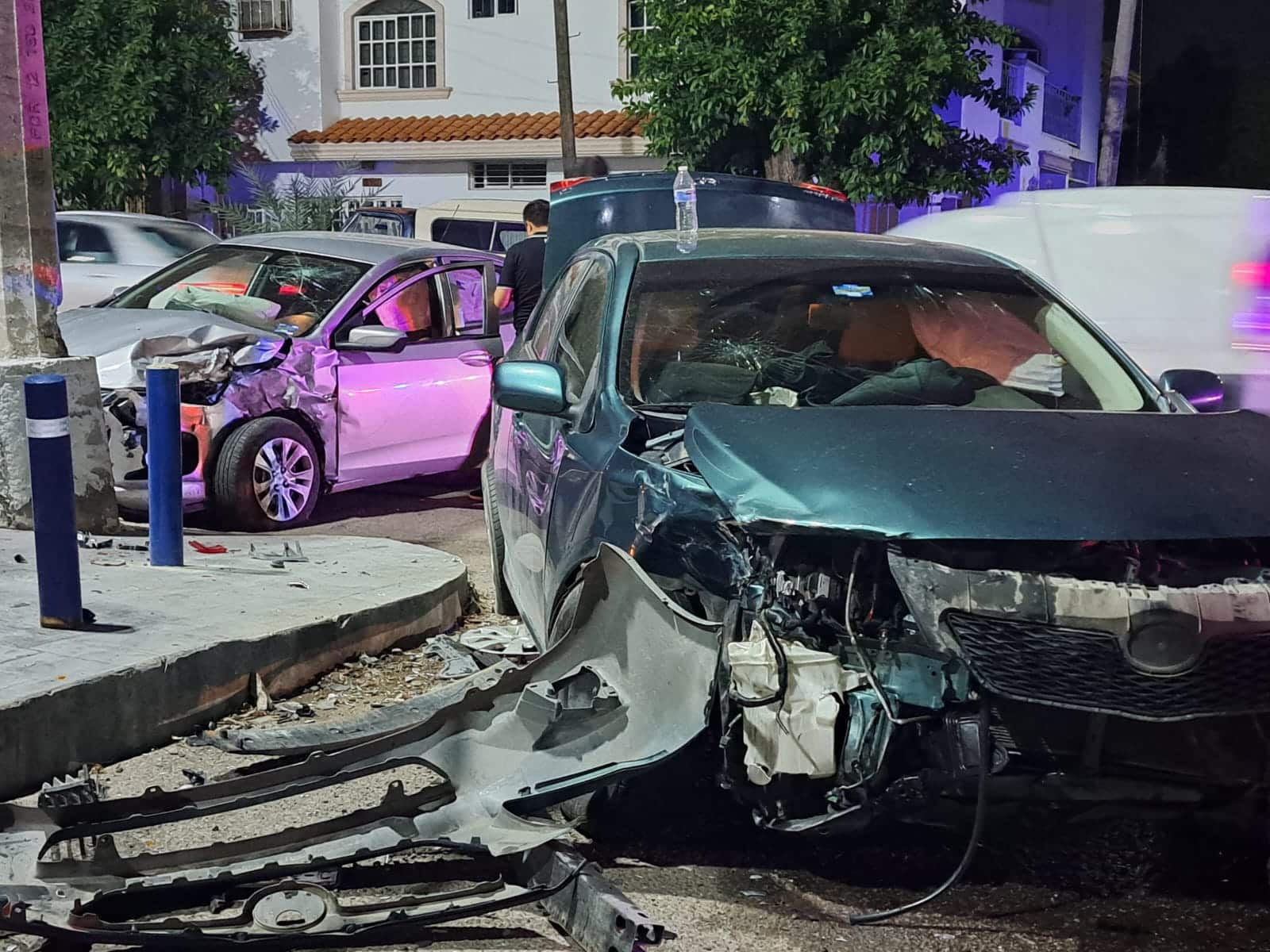 Los dos automóviles quedaron con la parte frontal destrozada.