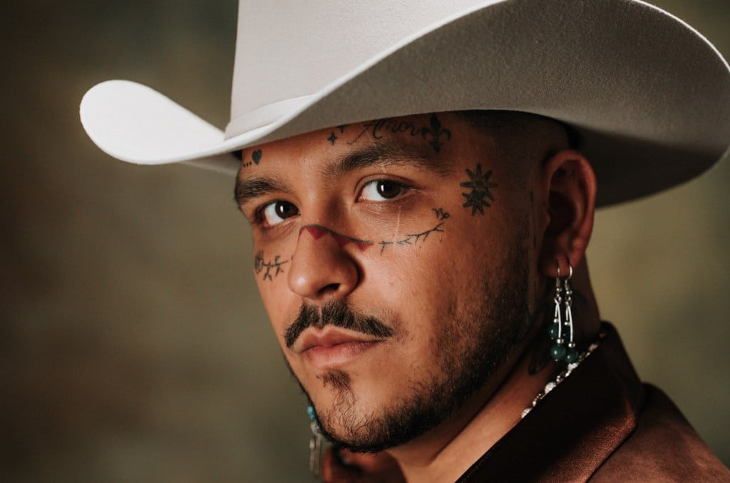 Christian Nodal presume avance en la eliminación de sus tatuajes