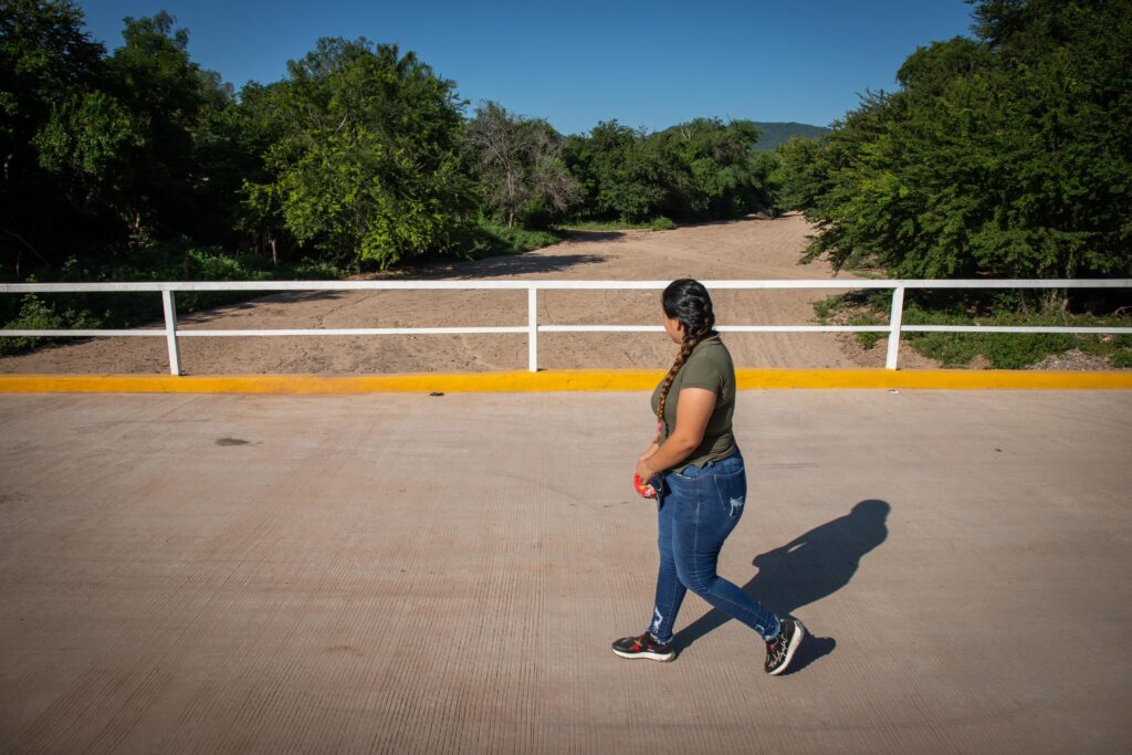 Ciudadana camina por puente vado recién inaugurado en Las Tapias