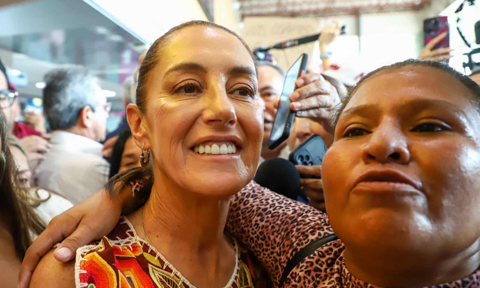 Claudia Sheinbaum junto a una mujer en un evento en Culiacán