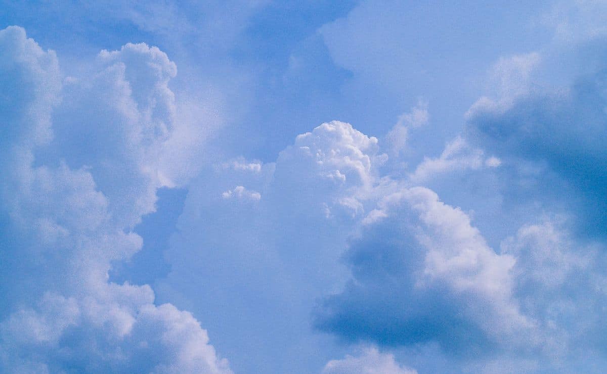 Cielo azul con nubes blancas