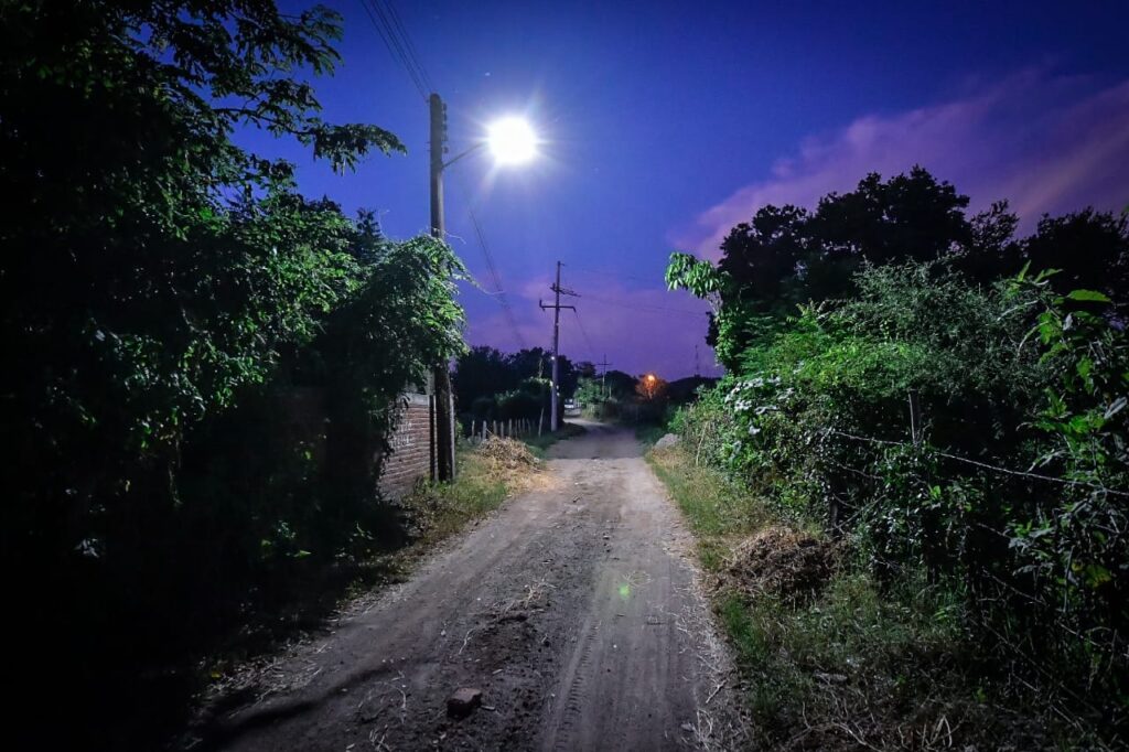 Calle de la comunidad de El Puente de El Quelite, Mazatlán de noche alumbrada por lámparas led