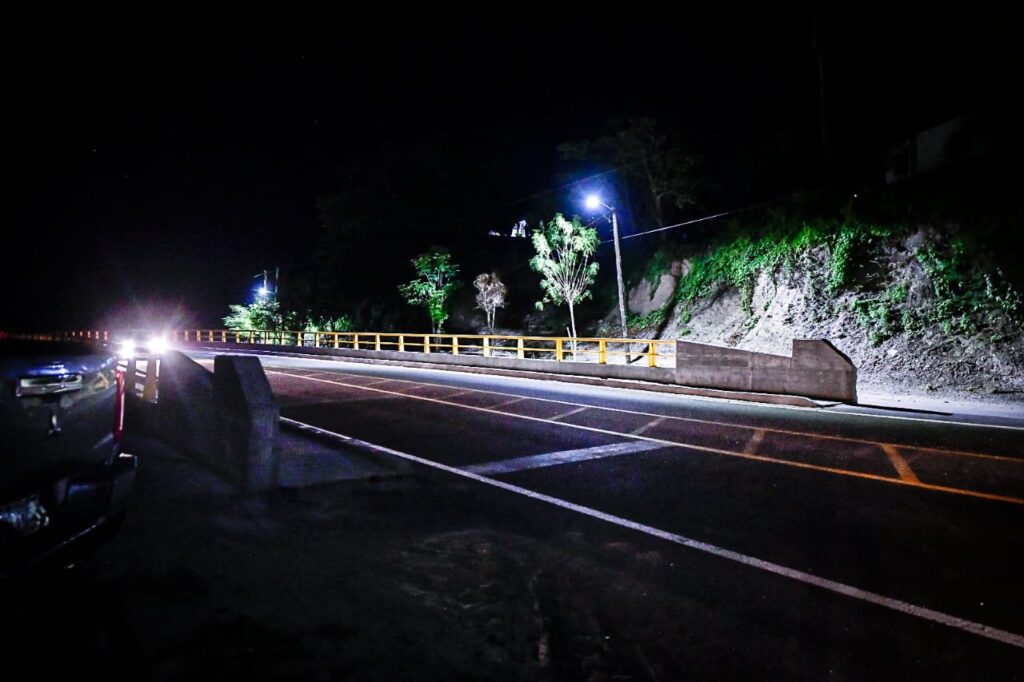 Calle de la comunidad de El Puente de El Quelite, Mazatlán de noche alumbrada por lámparas led
