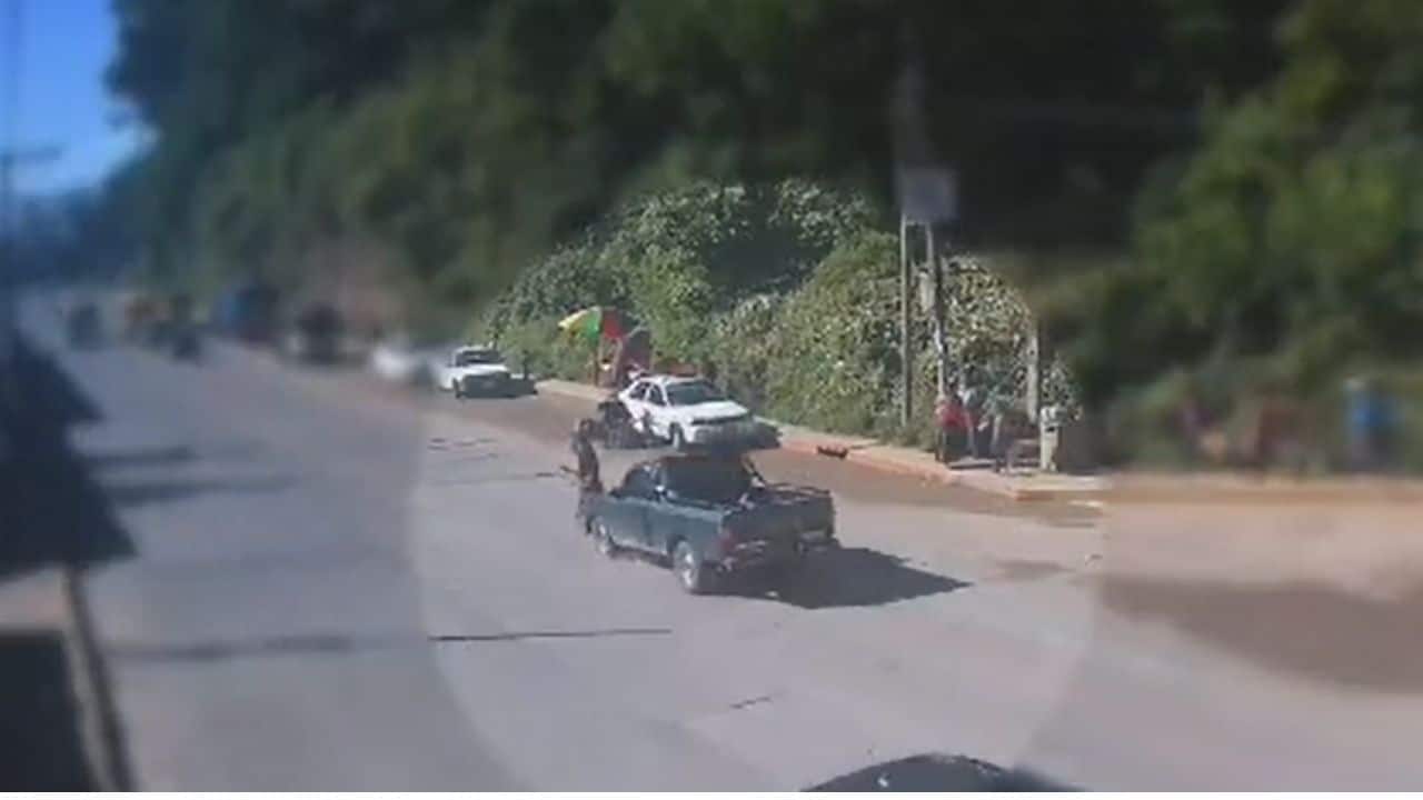 Conductor atropella a una abuelita y una oficial en Guatemala; desata persecución