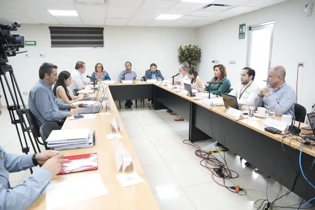 La comisión de fiscalización del Congreso de Sinaloa advirtió un alto índice de adjudicación directa en la contratación de la obra pública.