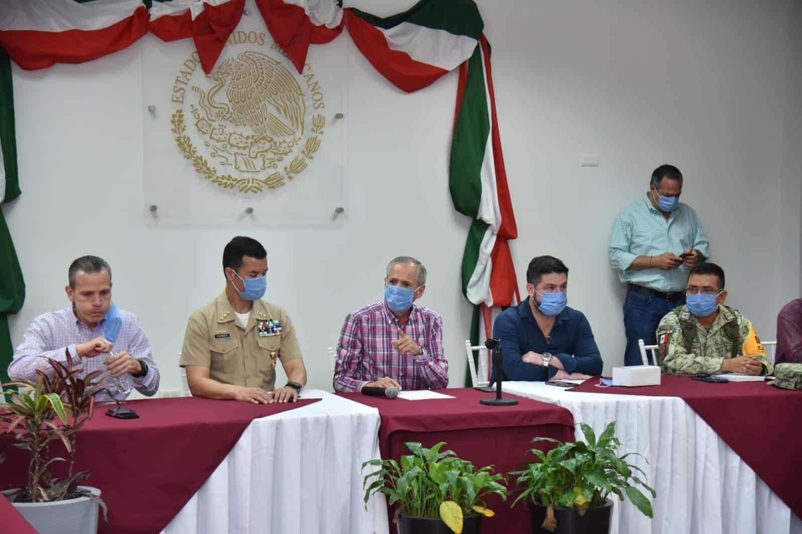autoridades reunidas por tema de covid-19
