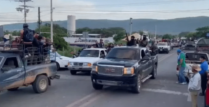 Hombres armados en camionetas
