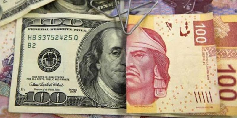 Mitad de un billete de 100 dólares y otro también de la mitad de 100 pesos