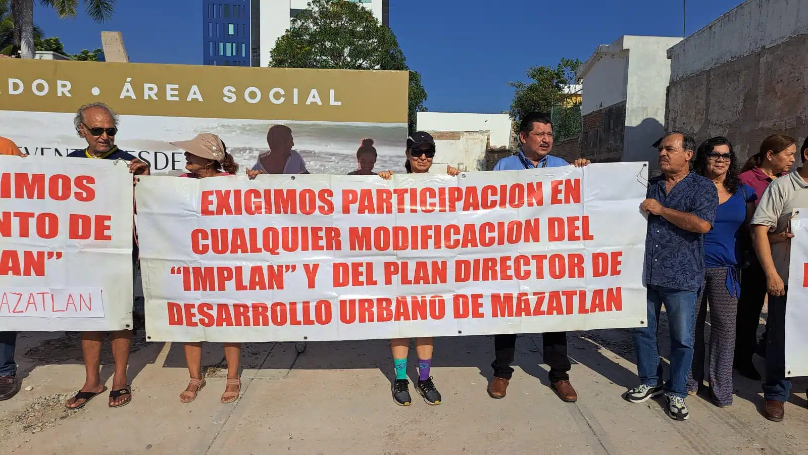 Vecinos de la calle Cerro Amarillo en Mazatlán se manifiestan.