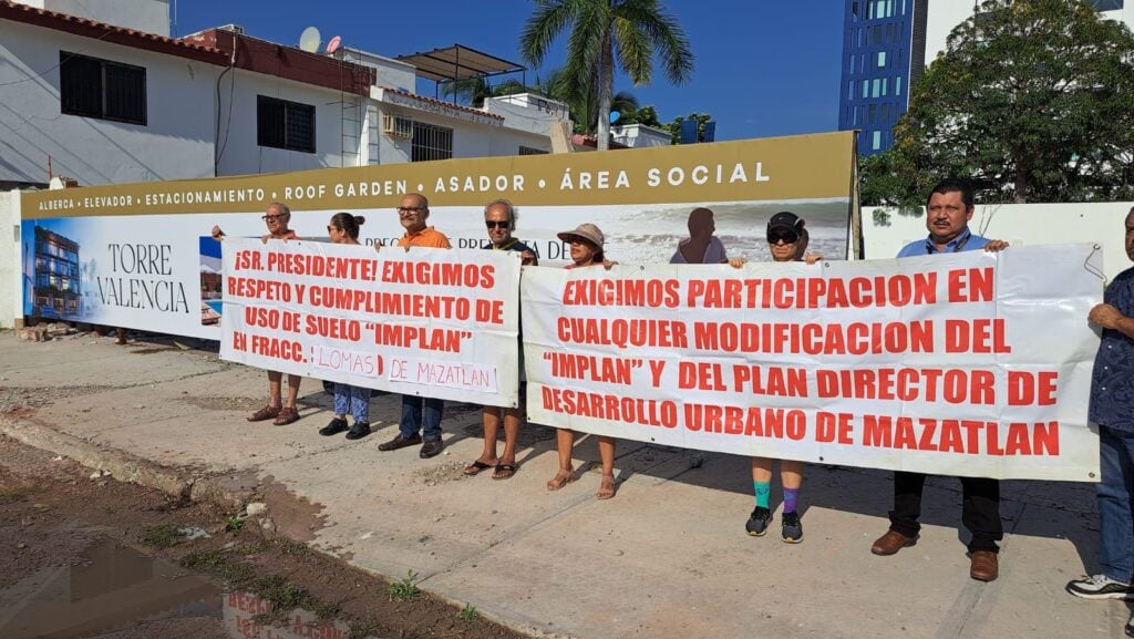 Vecinos de la calle Cerro Amarillo en Mazatlán se manifiestan.