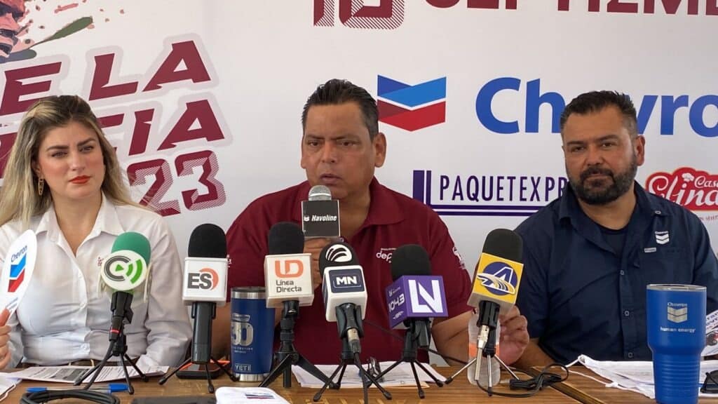 VERONICA MEDEL DE LA DIRECCIÓN DE TURISMO EN AHOME, FELIPE JUÁREZ DIRECTOR DEL DEPORTE Y ROBERTO ONTIVEROS DE CHEVRON, EN LA CONFERENCIA DE PRENSA.