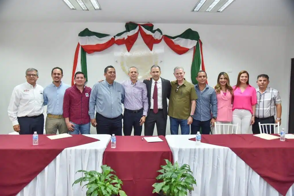 Alcalde de Ahome, Gerardo Vargas Landeros, rinde protesta a Marco Antonio Galaviz Ruelas como nuevo titular del Instituto Municipal del Deporte en Ahome.