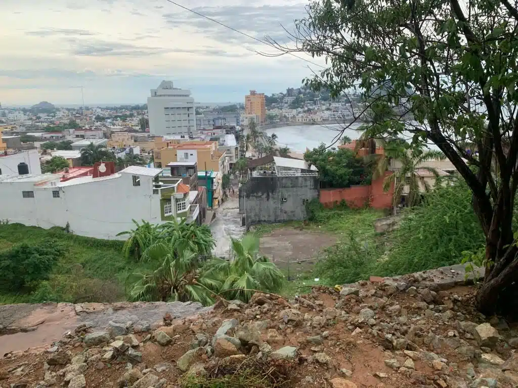 Piedras y lodo bloquean el paso a autos en una de las calles de Mazatlán tras la lluvia 