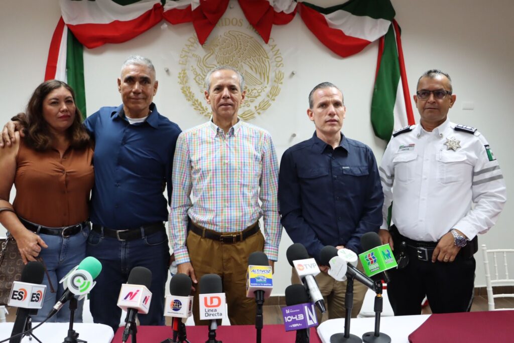 Daniel Escobar Aria y Gerardo Vargas con demás autoridades en rueda de prensa