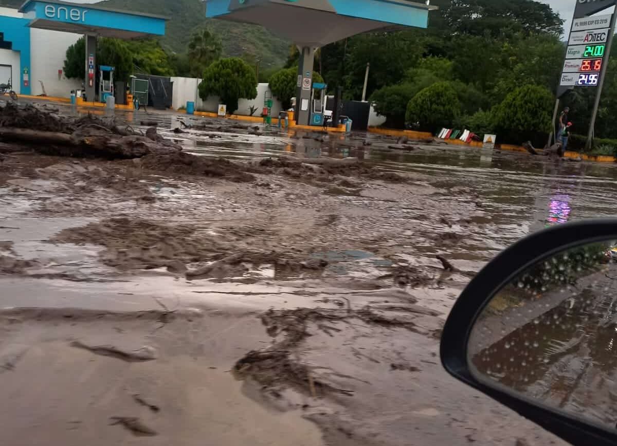 Desbordamiento de río en Autlán deja 7 muertos y 9 desaparecidos