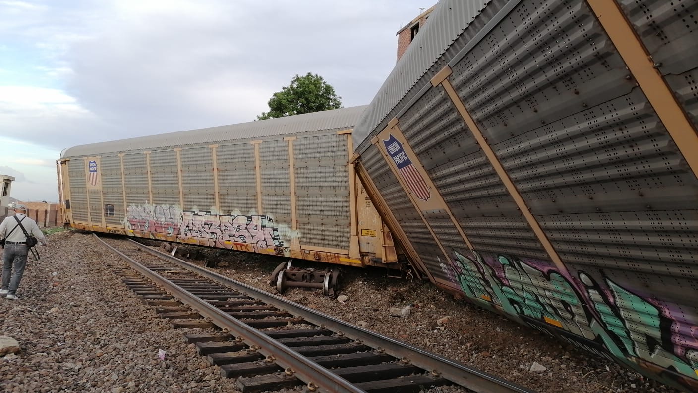 Descarrilamiento de tren deriva en 12 autos aplastados y una escuela destruida en Zacatecas