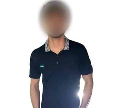 Hombre detenido con la cara tapada