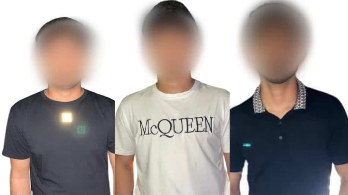 Hombres detenidos con la cara tapada