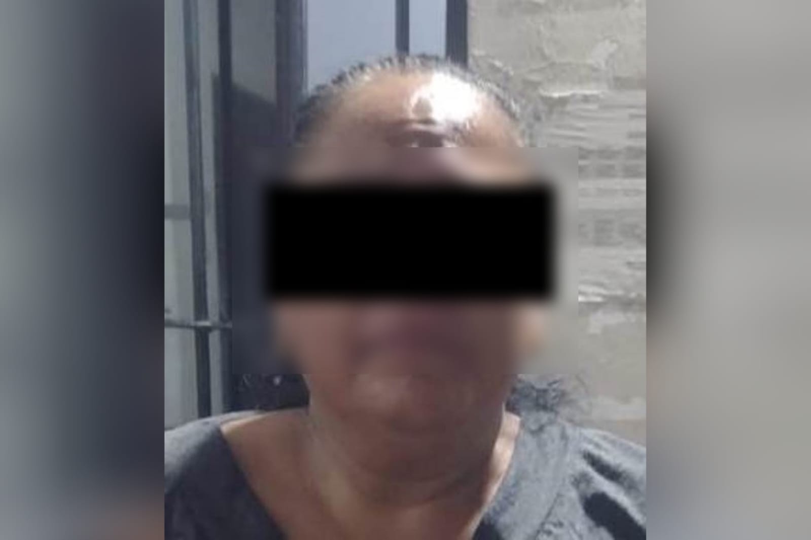 Detenida con cinta negra en los ojos