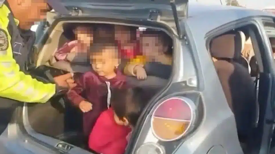 Detienen a mujer con 25 niños dentro de un vehículo; investigan trata de personas