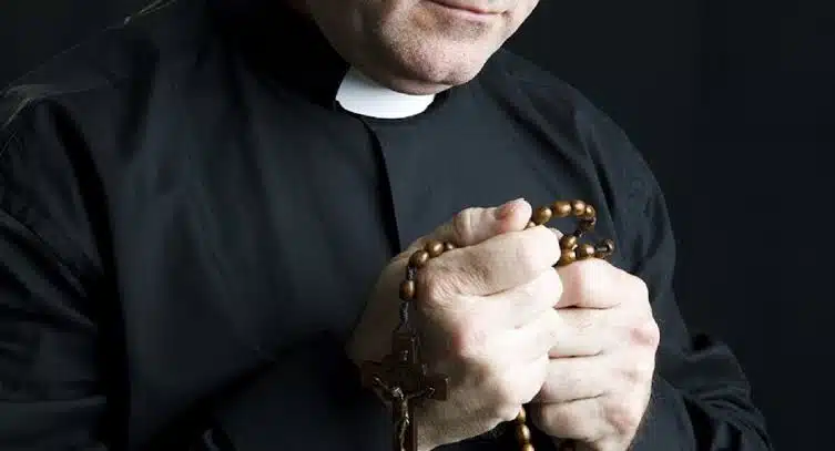 Detienen a sacerdote por abuso sexual; drogaba y abusaba de sus víctimas