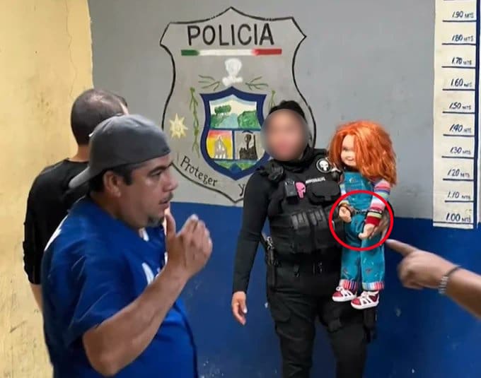 Detienen y esposan a Chucky a su dueño; asustaban a la gente para pedirles dinero