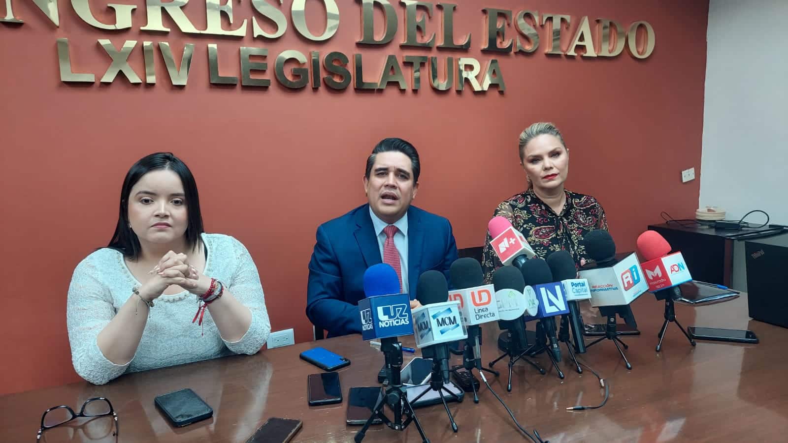 Diputados del PRI en rueda de prensa