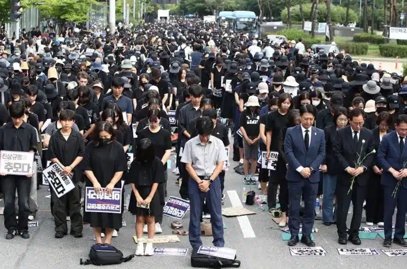 Docentes marchan en Seúl por leyes que los protejan de padres abusivos
