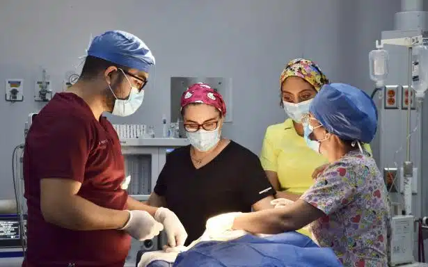 Doctores en plena Cirugía