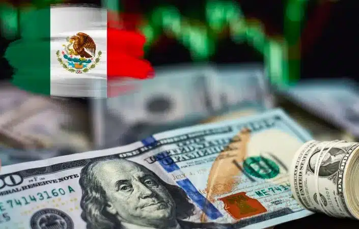 Billete de dólar extendido, otros enrollados y la bandera de México