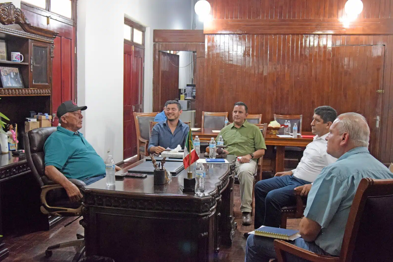 Reunión con la Comisión Federal de Electricidad y el alcalde Gildardo Leyva Ortega.
