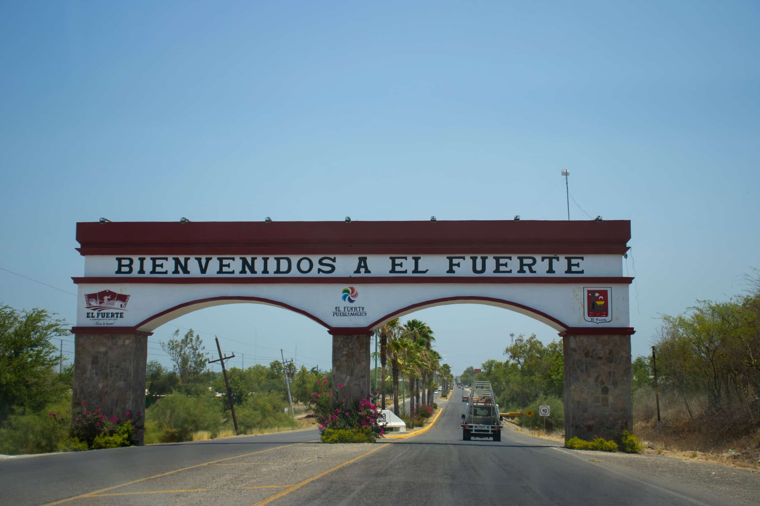 arco de bienvenida de El fuerte.